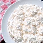 vista de arriba de la mejor tarta tres leches con nata montada