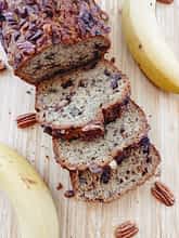 Un bizcocho de plátano y chocolate cortado en porciones