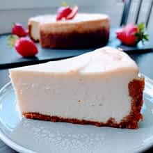 un trozo de tarta de queso sin salsa