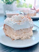 un trozo de la tarta tres leches en un plato