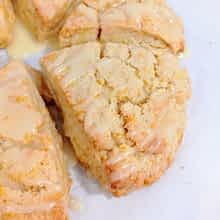 bandeja de scones de naranja recién glaseados