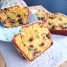 un trozo de bizcocho de naranja y chocolate en frente del bizcocho entero