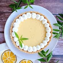 la tartaleta de limón en un plato para servir