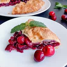 trozo de galette de cerezas en un plato