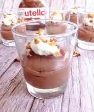 vasitos con mousse de Nutella, nata montada, y avellanas caramelizadas