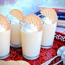 cuatro vasos de natillas en una bandeja