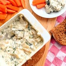 dip de espinacas y alcachofas en una cacerola