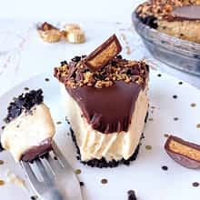 vista cerca de un trozo de cheesecake de mantequilla de mani sin horno