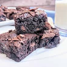 vista de cerca de una pila de tres brownies jugosos americanos