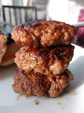 pila de tres salchichas de desayuno americanas en un plato