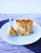 un trozo de quiche en un plato