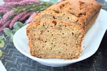 bizcocho de calabacín en un plato