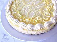 una vista de cerca de la tarta de queso sin horno de chocolate blanco