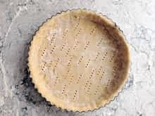 usar un tenedor para hacer agujeros en la masa