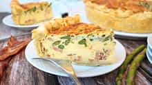un trozo de la mejor quiche de beicon y espárragos