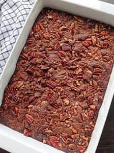 brownies de chocolate americanos en su molde después de hornear