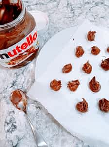 cucharaditas de nutella en un plato para congelar