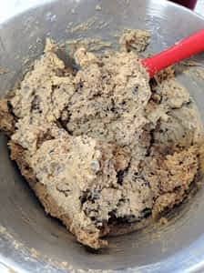 la masa fina de las galletas de chocolate en un tazón