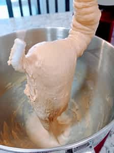 la masa lista para añadir la mantequilla es más lisa que antes