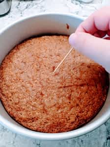 haciendo una prueba de palillo en un bizcocho de zanahoria