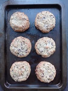 seis galletas de chocolate en una bandeja
