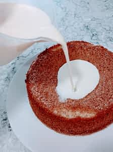 vertiendo las leches encima del bizcocho