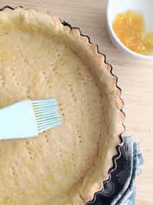 pintar la masa horneada con mermelada