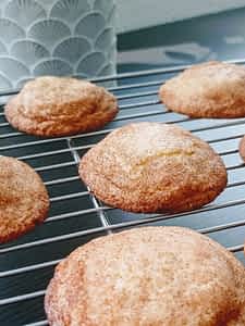 galletas de mantequilla y canela en una rejilla