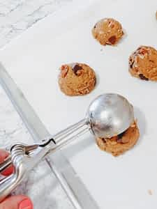 proporcionando galletas con una cuchara de helado