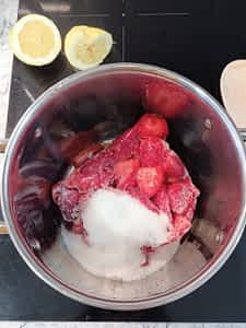 usando fresas congeladas para hacer una salsa