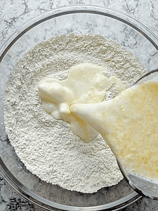 vertiendo los ingredientes húmedos en el tazón con los secos