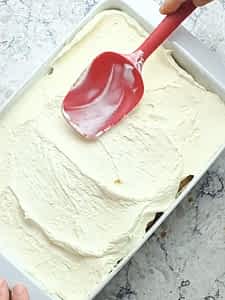 esparciendo la última capa del relleno de marscapone