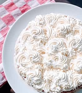 vista de arriba de la mejor tarta tres leches con nata montada