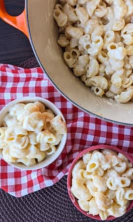 servir los macarrones con queso caliente