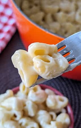 unos macarrones con queso en un tenedor