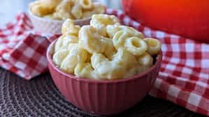 un bol pequeño de macarrones con queso