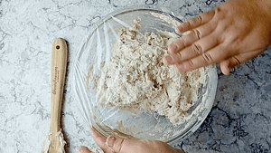 cubriendo firmamente la masa para leudar en la nevera