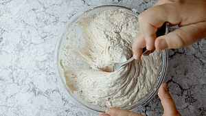 despegando la masa de los lados del bol