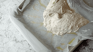 vertiendo la masa en el molde preparado