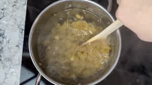 macarrones cociendo en agua caliente