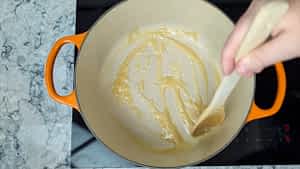 mantequilla derretida y mezclada con harina en la olla