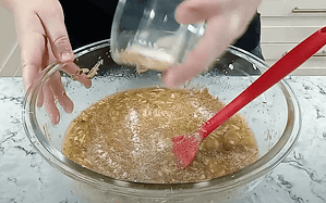 añadir especias y levadura en polvo