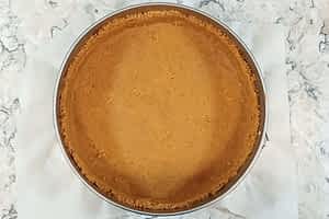 la base de galletas en un molde desmontable