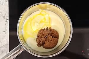 los ingredientes de la salsa de caramelo en la olla