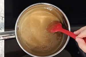 removiendo la salsa de caramelo