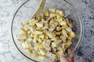 mezclando las manzanas con los otros ingredientes