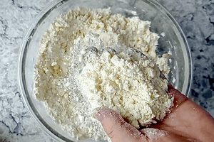 trozos de mantequilla en la masa