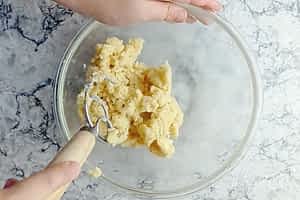 batiendo la mantequilla y los azúcares