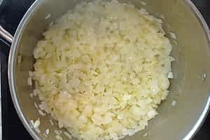 cocinando suavemente las cebollas
