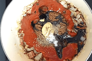 todos los ingredientes de la salsa en la olla